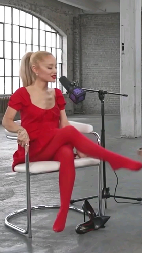 ArianaGrandesFeet