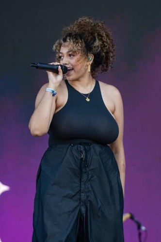 Bustyblack
