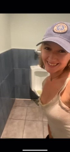 Girlspeeinginpublic12